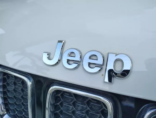 2017 Jeep Compass Latitude 4x4 SUV - Image 3