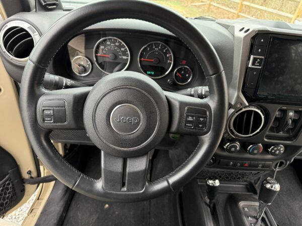 2011 Jeep Wrangler Unlimited Rubicon 4x4 - Image 9